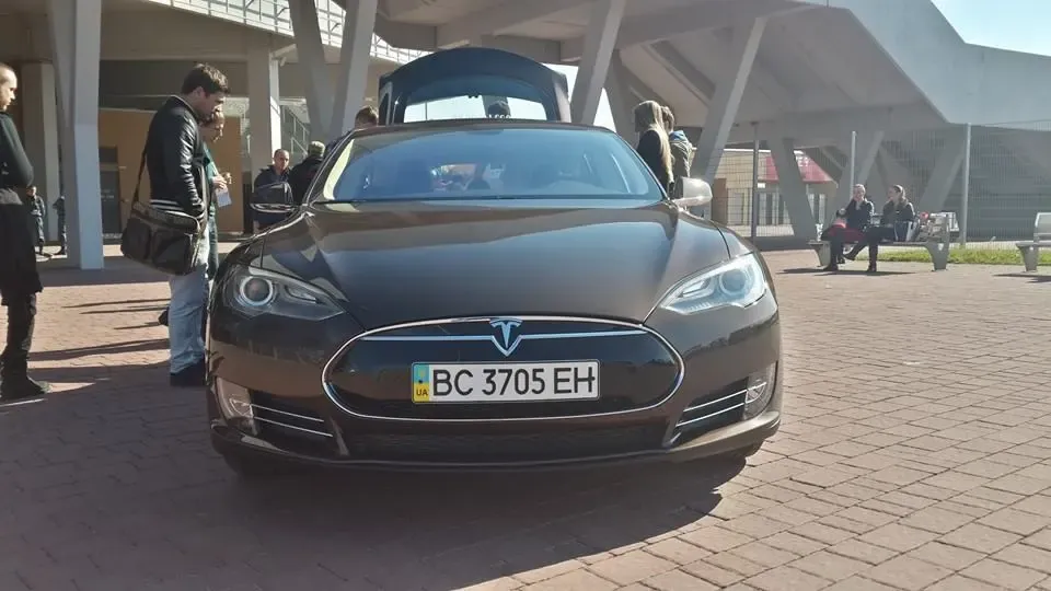 Киев автомобиль тесла